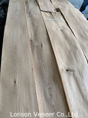長さ120cmのホワイト オークの木製のベニヤの四分の一は0.7mmの厚さを切った